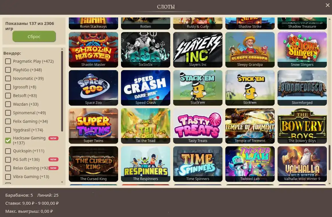 яркая неоновая вывеска с надписью clubnika casino ночью